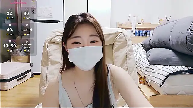 Berry Chuu online show from May 12, 2026, 6:05 pm
