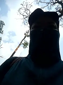 Bling-pusy online show from April 11, 2026, 1:32 am