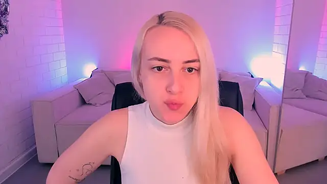 CarolMoor online show from April 8, 2026, 9:09 am