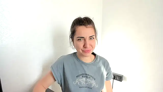 summmmersky1 online show from April 14, 2026, 5:24 am