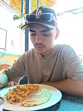 NicoKinggs  online show from April 18, 2026, 3:49 pm