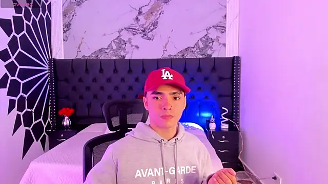 NicoKinggs  online show from April 28, 2026, 12:43 pm