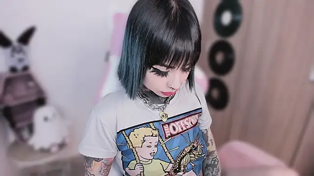 shes creepy online show from May 13, 2026, 4:21 am