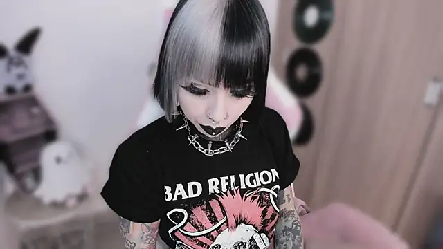 shes creepy online show from May 22, 2026, 3:57 am