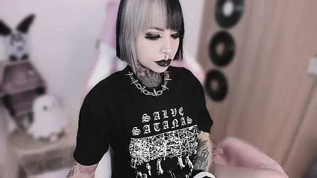 shes creepy online show from May 28, 2026, 2:53 am