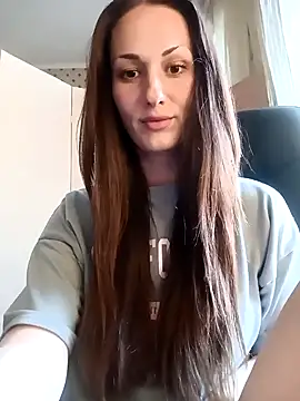 LunaCrystall online show from May 6, 2026, 4:12 pm