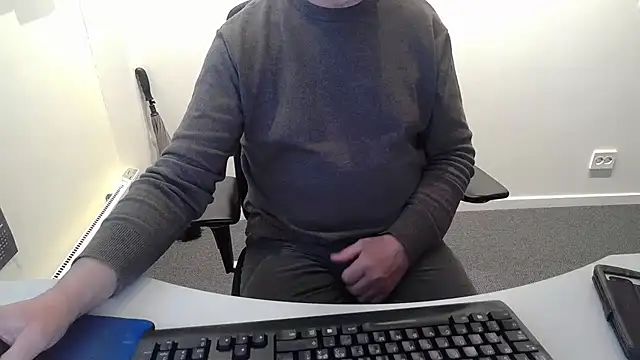 Snapshot of Buggemann chatting on April 28, 2026, 3:44 am Buggemann online show from April 28, 2026, 3:44 am