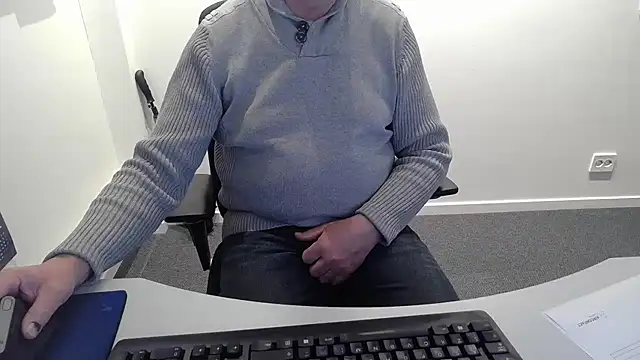 Snapshot of Buggemann chatting on May 4, 2026, 3:02 am Buggemann online show from May 4, 2026, 3:02 am