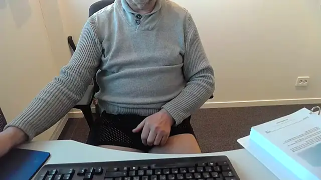 Snapshot of Buggemann chatting on May 6, 2026, 4:08 am Buggemann online show from May 6, 2026, 4:08 am
