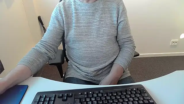 Snapshot of Buggemann chatting on May 12, 2026, 3:58 am Buggemann online show from May 12, 2026, 3:58 am