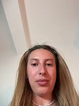 Snapshot of EvaRyen_ chatting on June 3, 2026, 4:45 pm EvaRyen online show from June 3, 2026, 4:45 pm