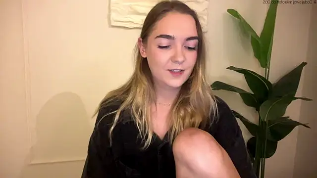 Snapshot of RoxyWet chatting on May 31, 2026, 12:23 pm RoxyWet online show from May 31, 2026, 12:23 pm