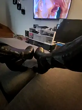 Snapshot of bootslove1 chatting on April 3, 2026, 9:51 am bootslove1 online show from April 3, 2026, 9:51 am