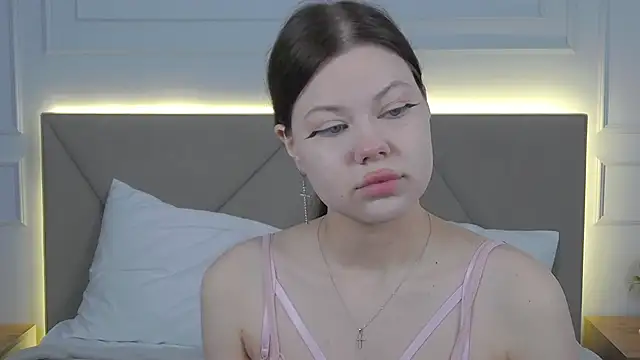 Sophie Rays online show from April 19, 2026, 4:01 am