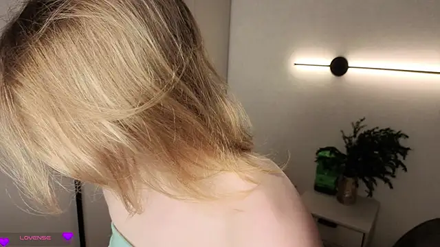 Snapshot of AureliaAngel chatting on March 27, 2026, 8:41 pm AureliaAngel online show from March 27, 2026, 8:41 pm