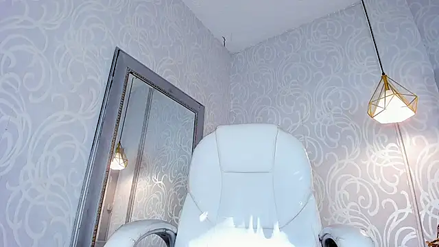Snapshot of MiaCamille_ chatting on July 28, 2026, 7:39 pm MiaCamille online show from July 28, 2026, 7:39 pm