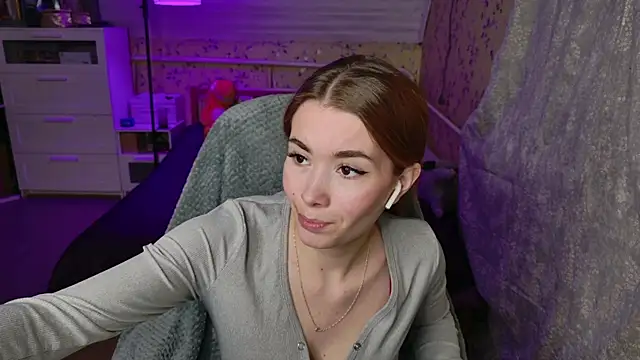 Snapshot of Lunavira chatting on April 9, 2026, 6:24 pm Lunavira online show from April 9, 2026, 6:24 pm
