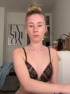 Snapshot of GoldenHoney chatting on April 12, 2026, 5:18 pm GoldenHoney online show from April 12, 2026, 5:18 pm