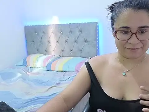 Snapshot of estrellajunior chatting on June 12, 2026, 11:42 am estrellajunior online show from June 12, 2026, 11:42 am