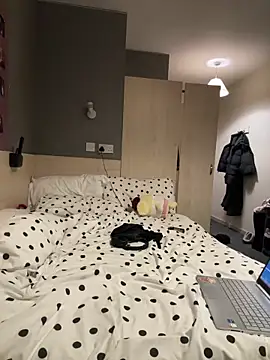 Halligirl online show from March 19, 2026, 2:43 pm