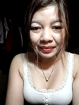 Yiyi102300 online show from April 3, 2026, 11:58 pm