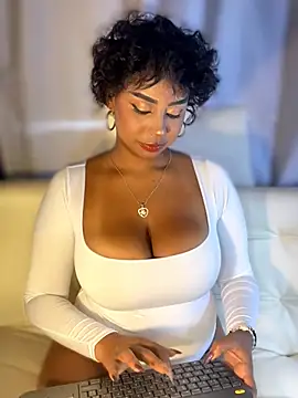 Snapshot of SamaraDesire chatting on July 2, 2026, 7:42 pm SamaraDesire online show from July 2, 2026, 7:42 pm