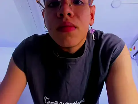 Bennet-Grayy online show from May 3, 2026, 4:40 am