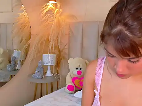 Snapshot of HelenaFoumier chatting on May 19, 2026, 11:33 pm HelenaFoumier online show from May 19, 2026, 11:33 pm