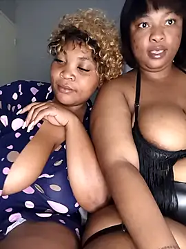 Snapshot of BeverlyQueen15 chatting on March 30, 2026, 8:32 pm BeverlyQueen15 online show from March 30, 2026, 8:32 pm