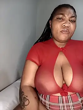 Snapshot of BeverlyQueen15 chatting on April 19, 2026, 9:39 pm BeverlyQueen15 online show from April 19, 2026, 9:39 pm