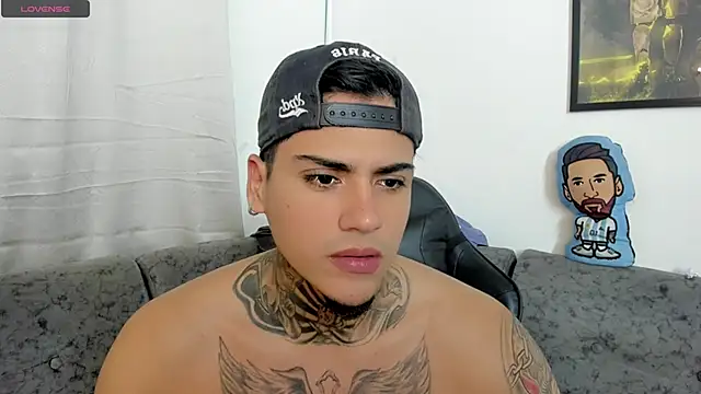 Snapshot of sweetlatinoboy chatting on June 26, 2026, 11:42 pm sweetlatinoboy online show from June 26, 2026, 11:42 pm