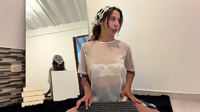 Snapshot of Julieta_Jol chatting on April 22, 2026, 2:07 pm Julieta Jol online show from April 22, 2026, 2:07 pm