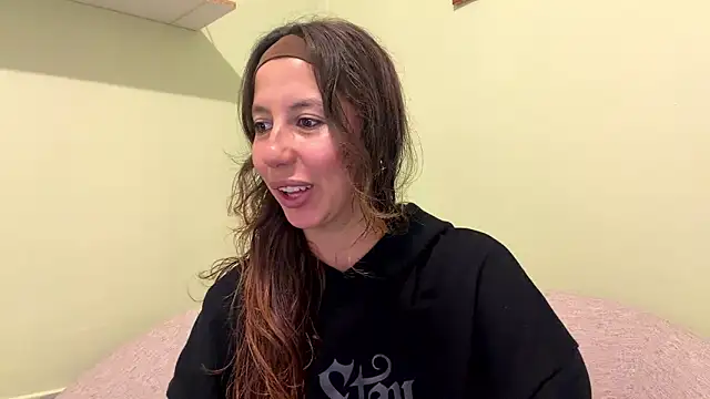 Snapshot of Julieta_Jol chatting on May 5, 2026, 1:30 pm Julieta Jol online show from May 5, 2026, 1:30 pm