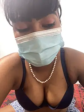 Snapshot of honeyi_babe chatting on August 5, 2026, 6:44 pm honeyi babe online show from August 5, 2026, 6:44 pm