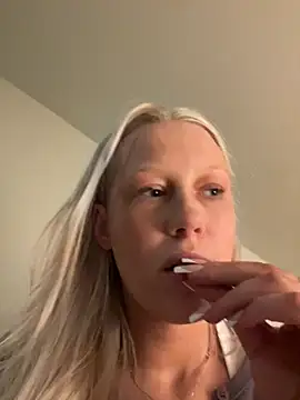 LeniMaria online show from March 19, 2026, 8:02 pm