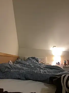 LeniMaria online show from March 22, 2026, 9:07 pm