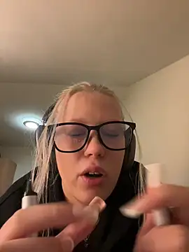 LeniMaria online show from March 23, 2026, 6:12 pm