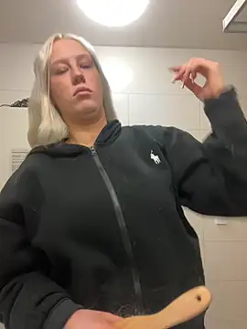 LeniMaria online show from March 25, 2026, 5:52 pm