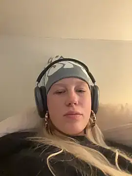 LeniMaria online show from March 30, 2026, 5:03 pm