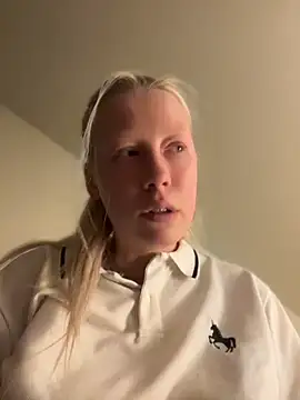 LeniMaria online show from April 15, 2026, 6:26 pm