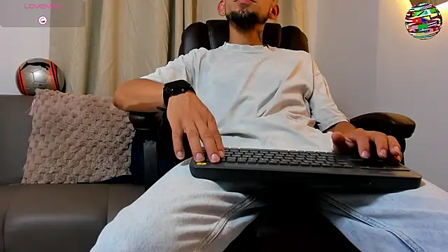 Snapshot of Steban_silv chatting on June 15, 2026, 11:01 am Steban silv online show from June 15, 2026, 11:01 am