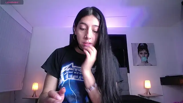 Melannyy V online show from May 18, 2026, 1:06 pm
