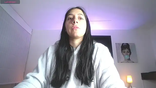 Melannyy V online show from May 27, 2026, 1:19 pm