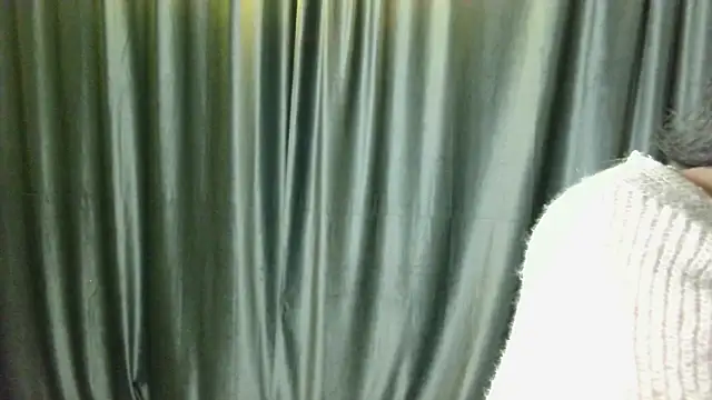 Layla Muur online show from May 15, 2026, 5:09 pm