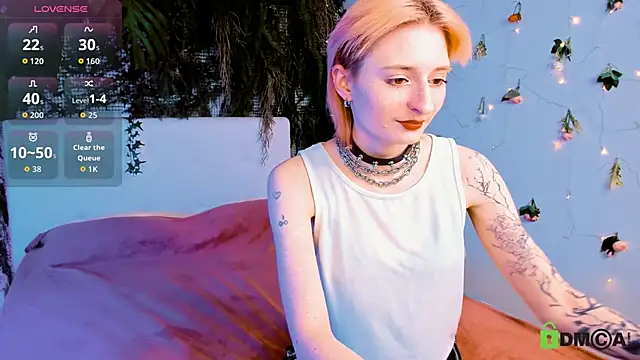 Kira  Cutie online show from April 23, 2026, 9:17 pm
