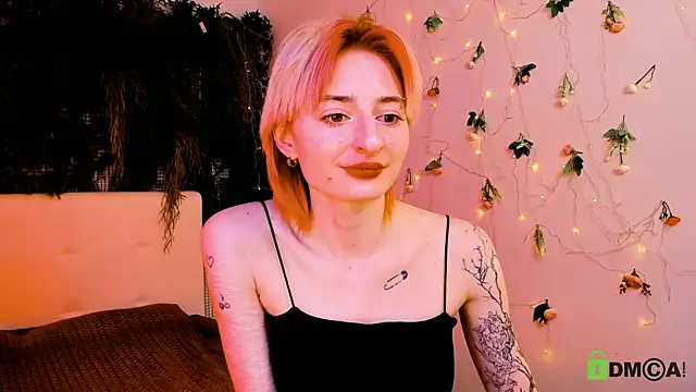 Snapshot of Kira__Cutie chatting on May 15, 2026, 11:34 pm Kira Cutie online show from May 15, 2026, 11:34 pm