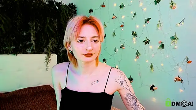Snapshot of Kira__Cutie chatting on May 16, 2026, 12:40 am Kira Cutie online show from May 16, 2026, 12:40 am