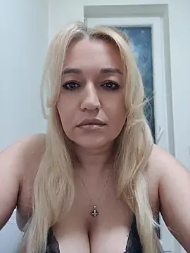 LexaVelure online show from May 13, 2026, 10:06 pm