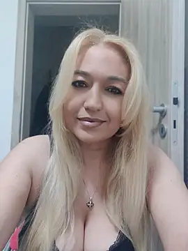 LexaVelure online show from May 24, 2026, 9:20 pm