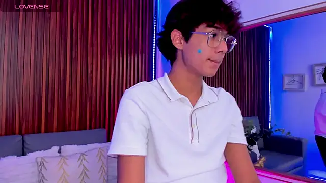 Snapshot of Oliver20__ chatting on June 10, 2026, 10:08 pm Oliver20 online show from June 10, 2026, 10:08 pm